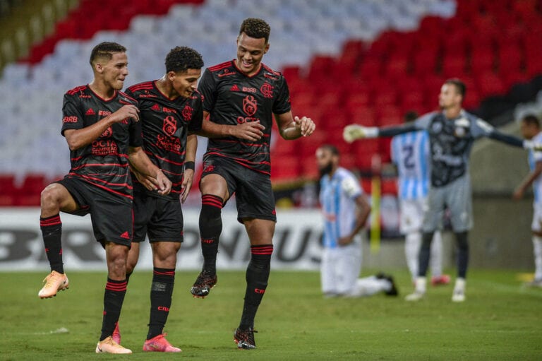 Flamengo pisa no freio em contratações e tem que vender
