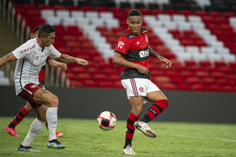 Flamengo se aproxima de acerto com Red Bull Bragantino para liberar Natan