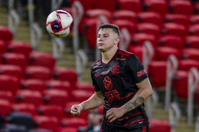 Hugo Moura aproveita bem a primeira chance em campo pelo Flamengo