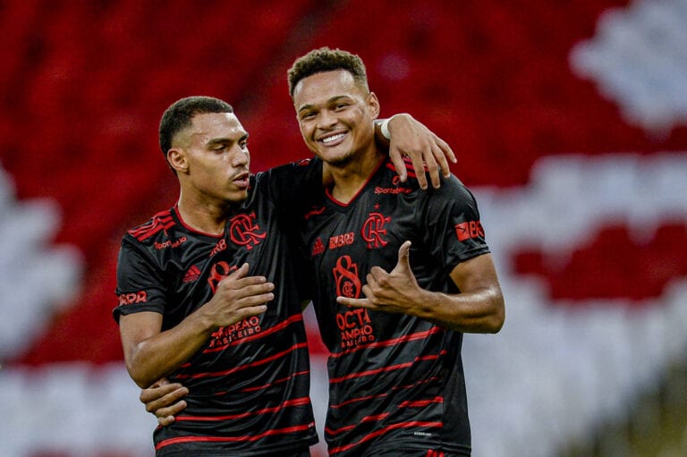 Laterais do Flamengo chamam atenção e ganham pontos no Carioca