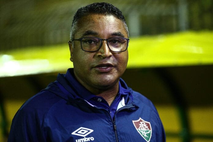 Roger admite problemas na saída de bola e na recomposição do Fluminense