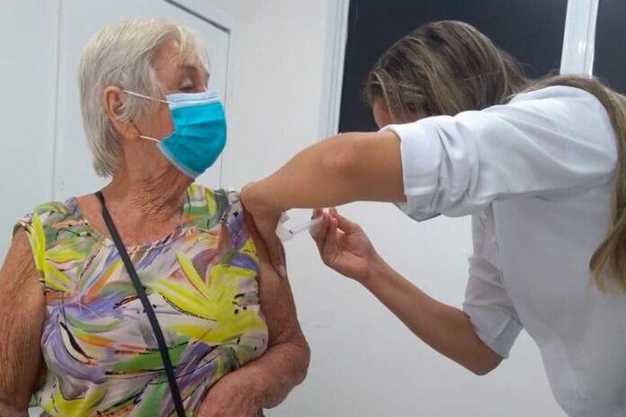 Piúma inicia vacinação aos idosos de 70 a 74 anos nesta segunda-feira (29)