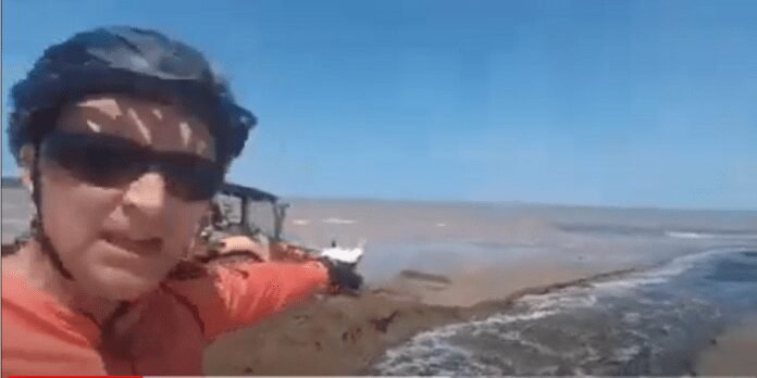 Ciclista filma Prefeitura de Anchieta jogando na praia esgoto do Córrego Una