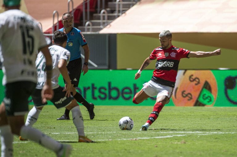 Arrascaeta pode virar desfalque do Flamengo para o clássico