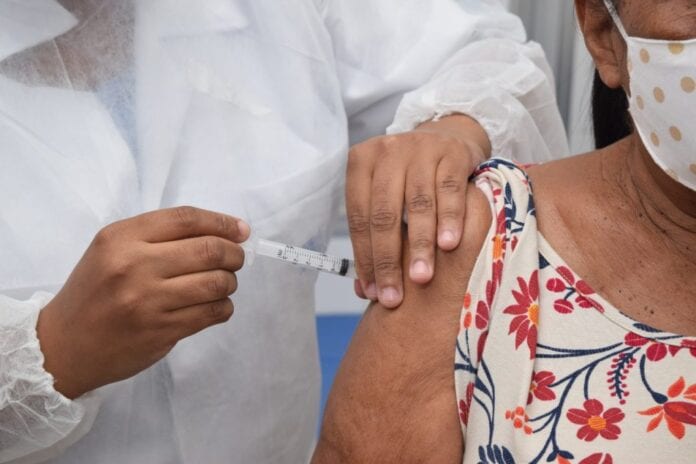 Covid: com 33,6 mil doses aplicadas, Saúde alerta para vacinados manterem cuidados