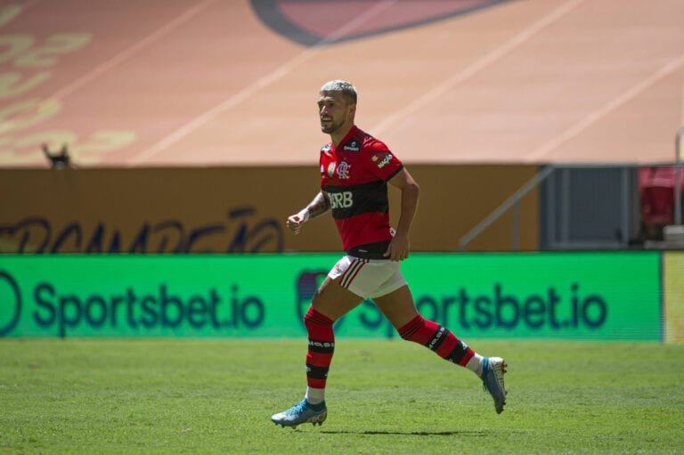 Flamengo mantém versão de lesão para ausência de Arrascaeta no clássico