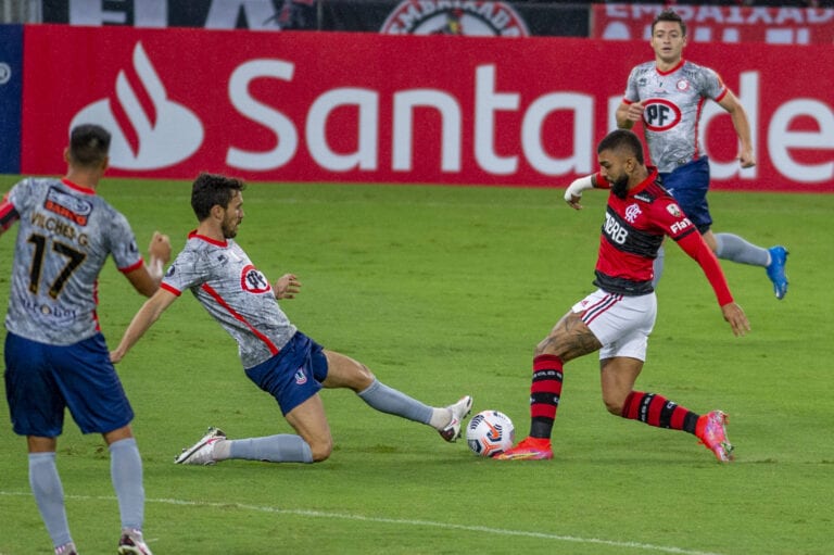 Gabigol comemora triunfo do Flamengo, mas prega cautela