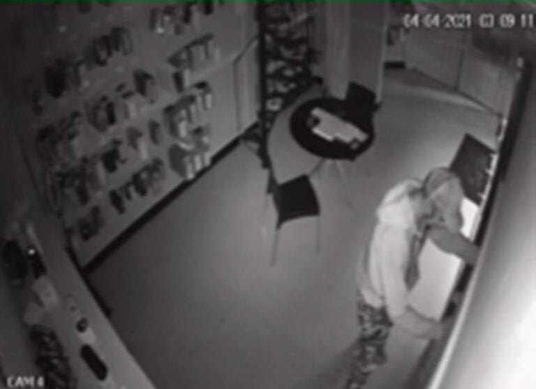 Assaltantes levam 30 segundos para roubar loja de celulares em Guarapari