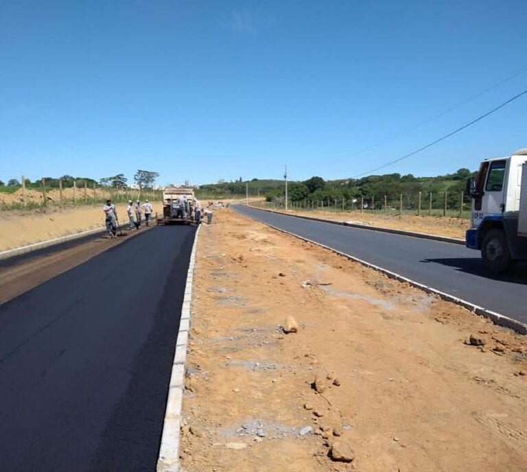 Pavimentação da estrada que leva ao Fórum de Guarapari está em andamento