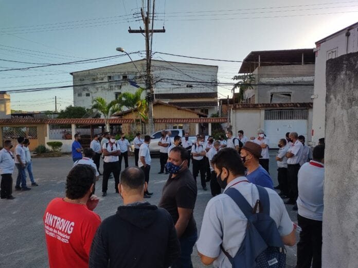 Manifestação dos rodoviários continua e ônibus ficam sem circular em Guarapari