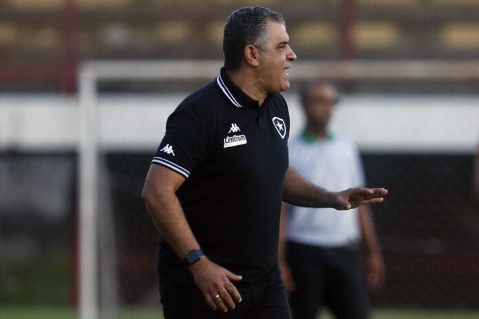 Mesmo após empate diante do Volta Redonda, Chamusca vê evolução no Botafogo