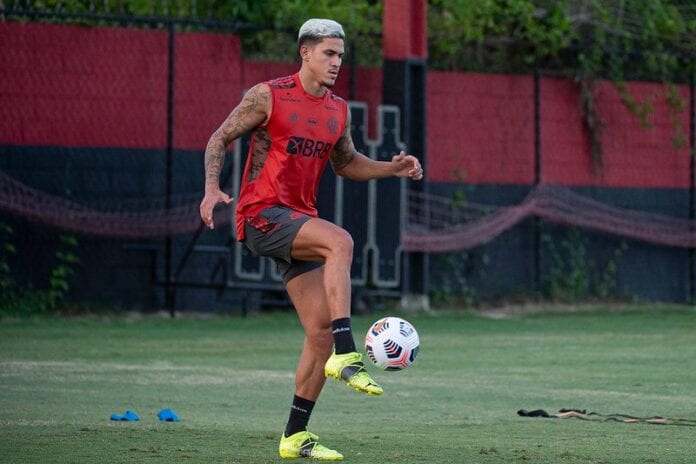 Pedro treina no Flamengo, mas segue como dúvida para clássico