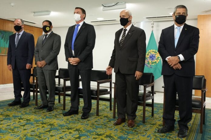 Bolsonaro dá posse a seis ministros