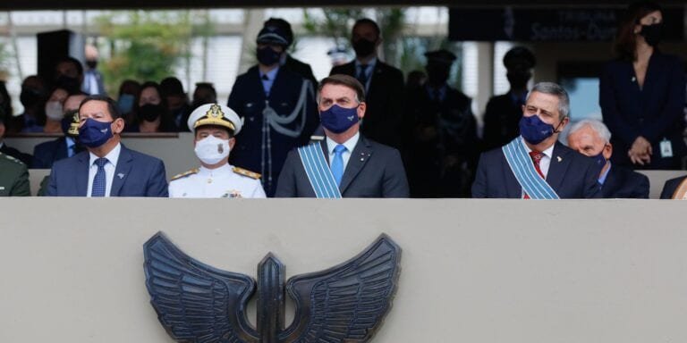 Bolsonaro participa de transmissão de comando da Aeronáutica