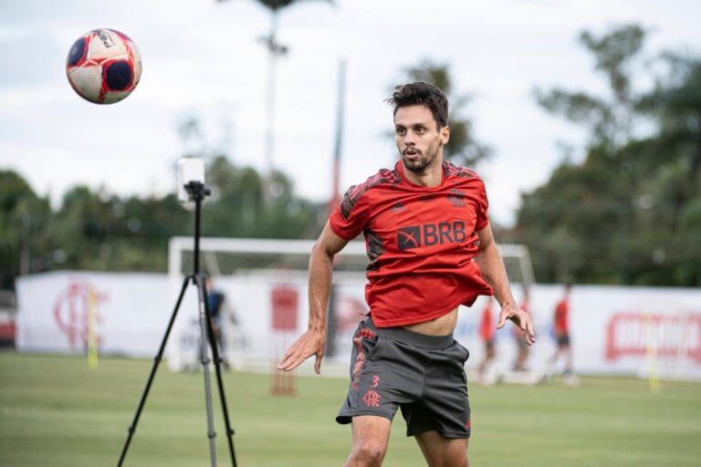 Rodrigo Caio treina e pode voltar ao time titular do Flamengo