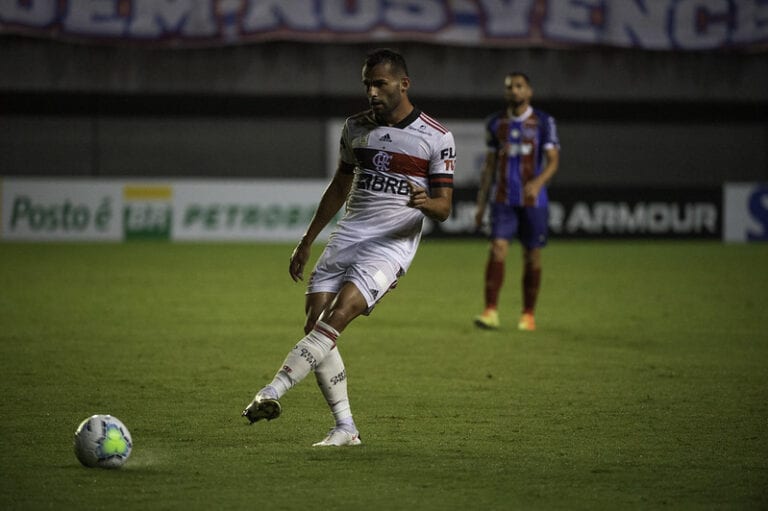 Thiago Maia chega de ‘fusca rubro-negro’ para o Ninho do Urubu, CT do Flamengo