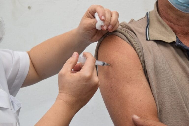 Pessoas vacinadas contra a Covid-19 devem ficar atentas à data da segunda dose