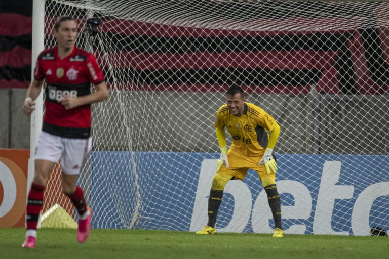 Diego Alves exalta segundo jogo seguido sem levar gol