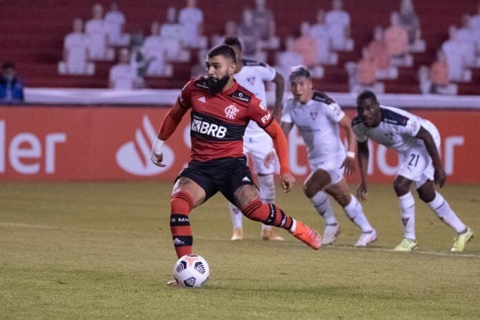 Flamengo retorna ao Rio após missão cumprida no Equador