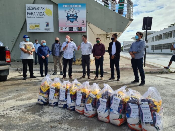 Governo do Estado entrega cestas básicas para empreendedores do samba 