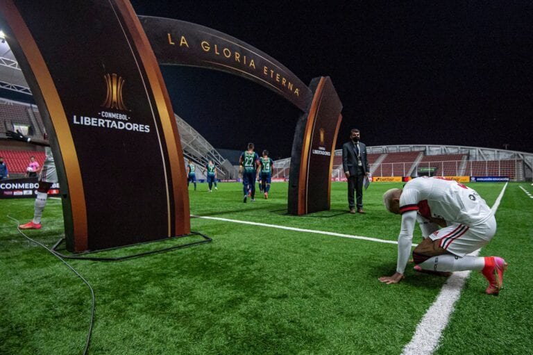 Gramado sintético na Libertadores é alvo de críticas flamenguistas