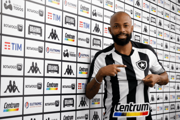 Chay é apresentado pelo Botafogo e lembra passado no clube