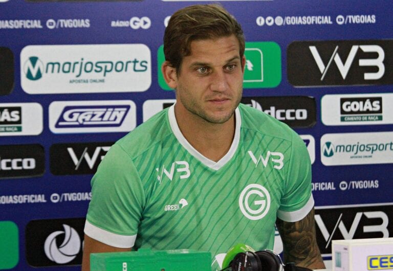 Especulado no Botafogo, Rafael Moura pode continuar no Goiás