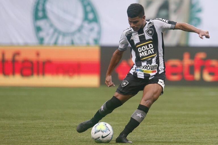 Meia Cesinha posta foto vendo série antes de empate do Botafogo