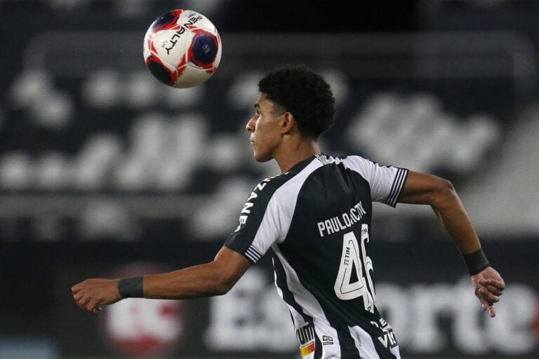 PV, lateral do Botafogo, vibra após acerto rápido com o clube
