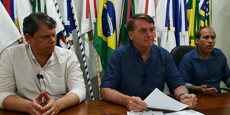 Bolsonaro negocia mudanças em projeto que muda ICMS sobre combustíveis