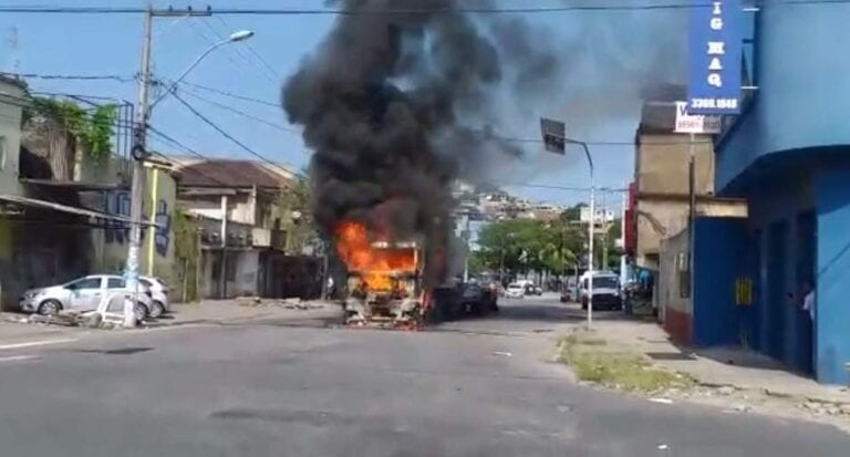 Carreta cegonha pega fogo com carro em cima em Vila Velha; veja o vídeo