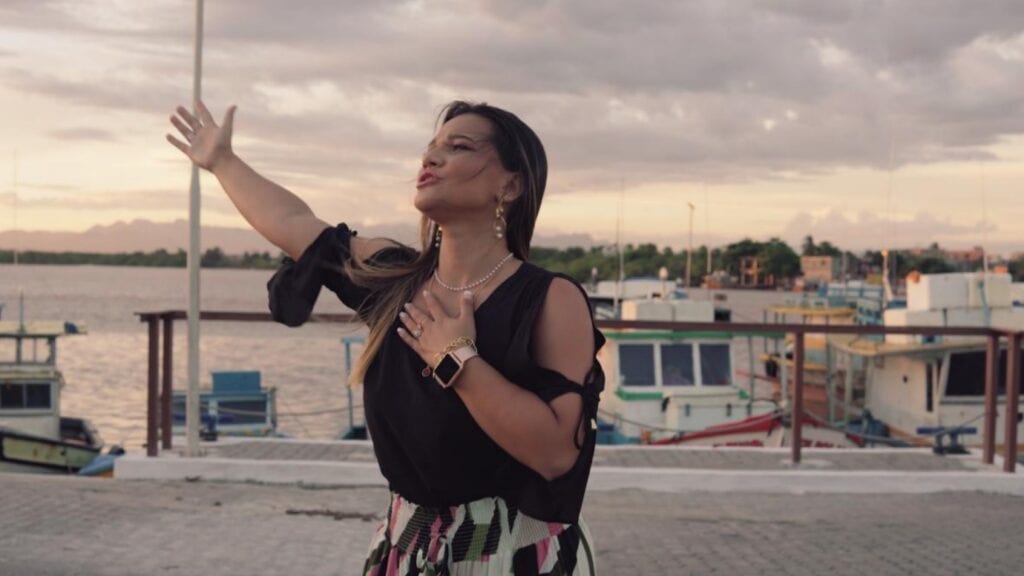 Cantora lança Clipe emocionante gravado em ruas de Marataízes. Confira!