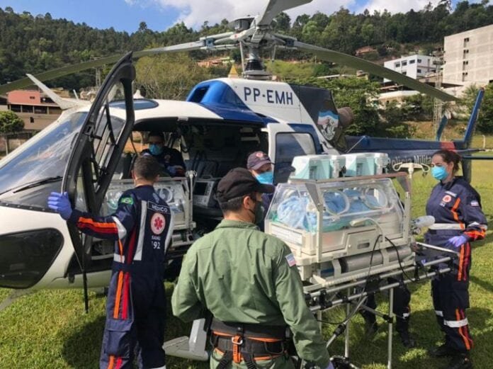 ES: Gêmeos prematuros são transferidos de helicóptero para hospital