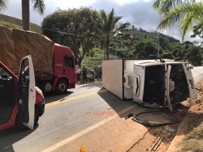 Acidente Entre Caminhão E Carro De Passeio Interdita Parcialmente A BR 482