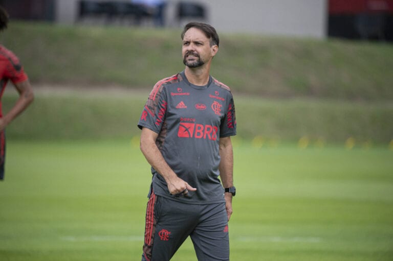 Com Rogério Ceni fora, Maurício Souza comanda treino no Flamengo