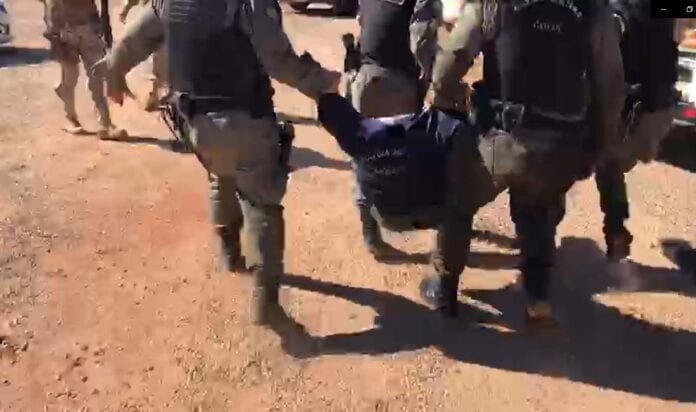Fim da caçada. Veja o momento que a polícia chega com Lázaro baleado