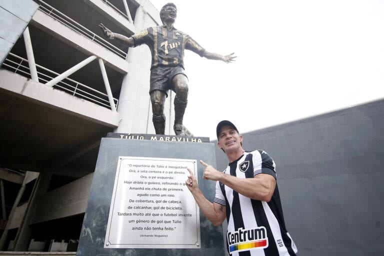 Botafogo inaugura estátua de Túlio Maravilha e promete mais cinco