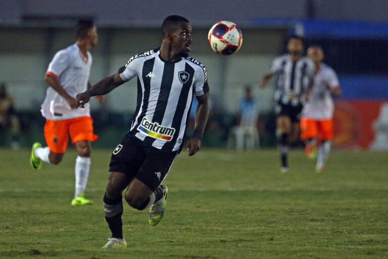 Kayque volta aos treinos no Botafogo