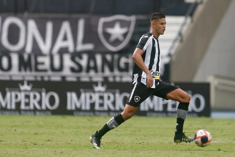 Sousa estende contrato com Botafogo e vai para a Bélgica
