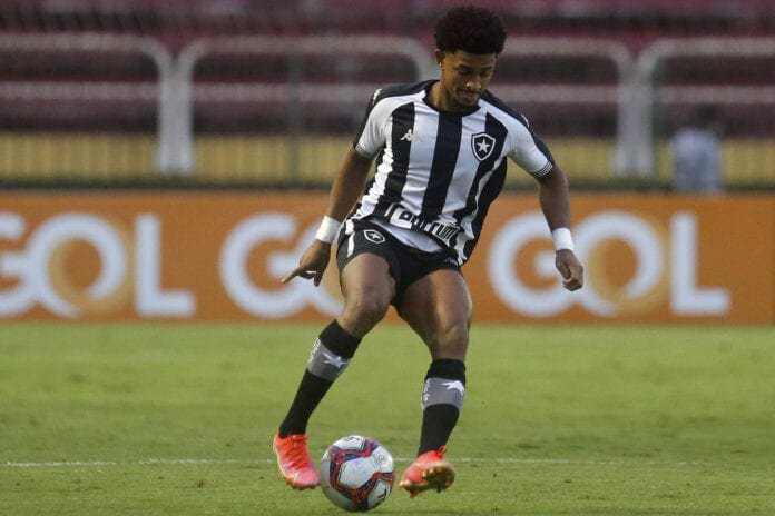 Warley se firma na lateral e elogia novos contratados do Botafogo