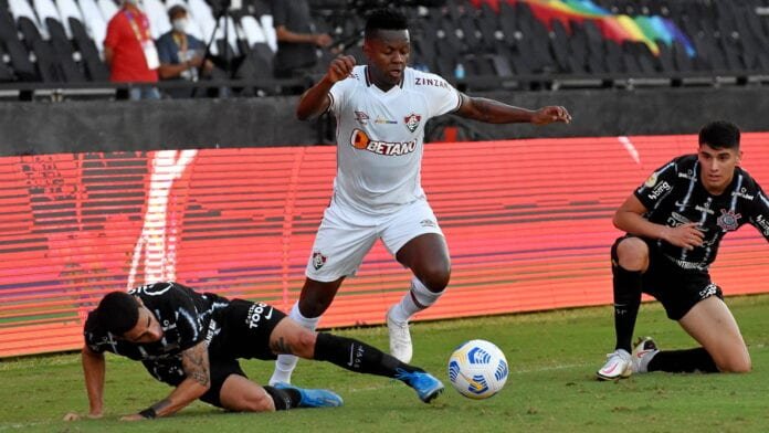 Cazares não perdoa ex-clube e vibra com primeiro gol pelo Fluminense