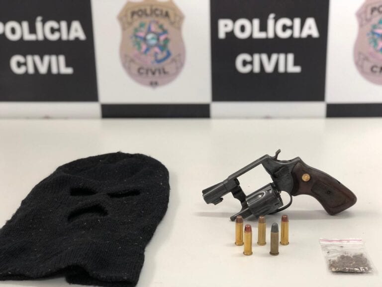 Suspeita de armazenar armas para tráfico de drogas é detida em operação da delegacia de Narcóticos