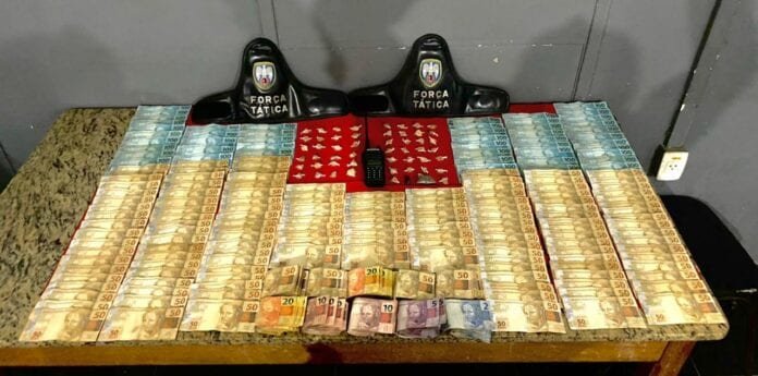 Polícia faz cerco a residência em Cachoeiro e apreende R$ 18 mil em dinheiro