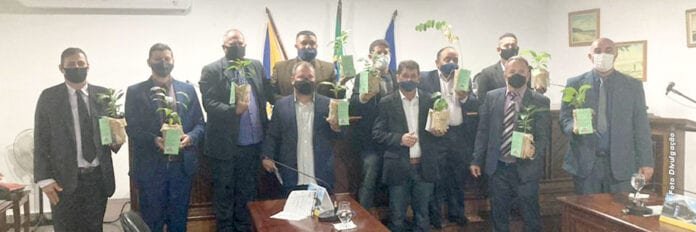 VEREADORES DE MARATAÍZES RECEBEM MUDAS DE ÁRVORES DA SECRETARIA MUNICIPAL DE MEIO AMBIENTE