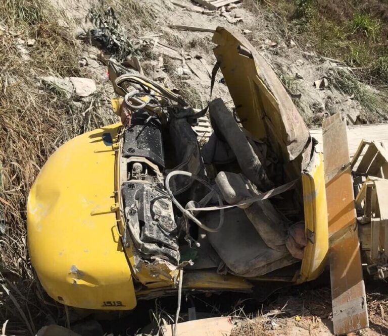 Caminhão carregado de cimento tomba em Alegre e mata motorista de 67 anos