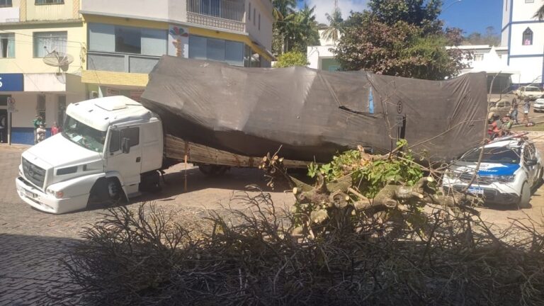 Caminhão tomba sobre viatura policial em Dores do Rio Preto