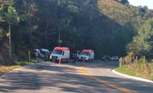 Dois adolescentes de moto morrem ao bater em caminhonete no Caparaó