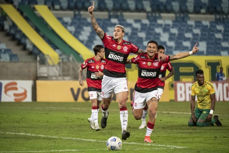 Flamengo desafia o Galo no Mineirão para voltar a ter paz