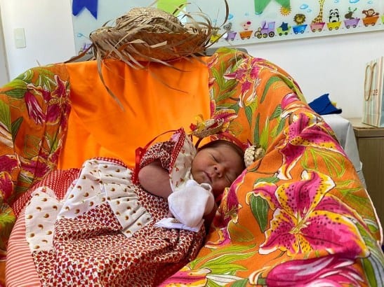 Hospital Menino Jesus faz ensaio fotográfico julino para bebês