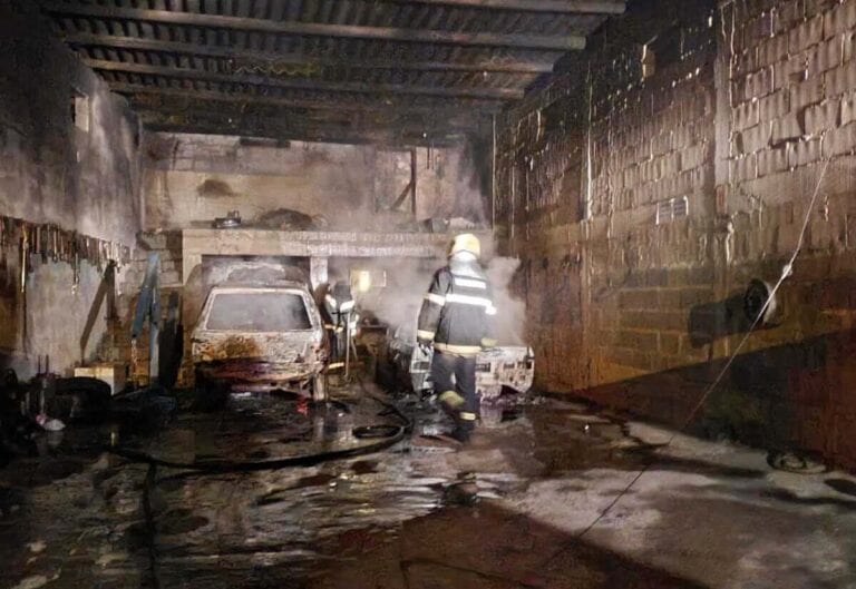 Incêndio causa destruição em oficina mecânica de Itapemirim